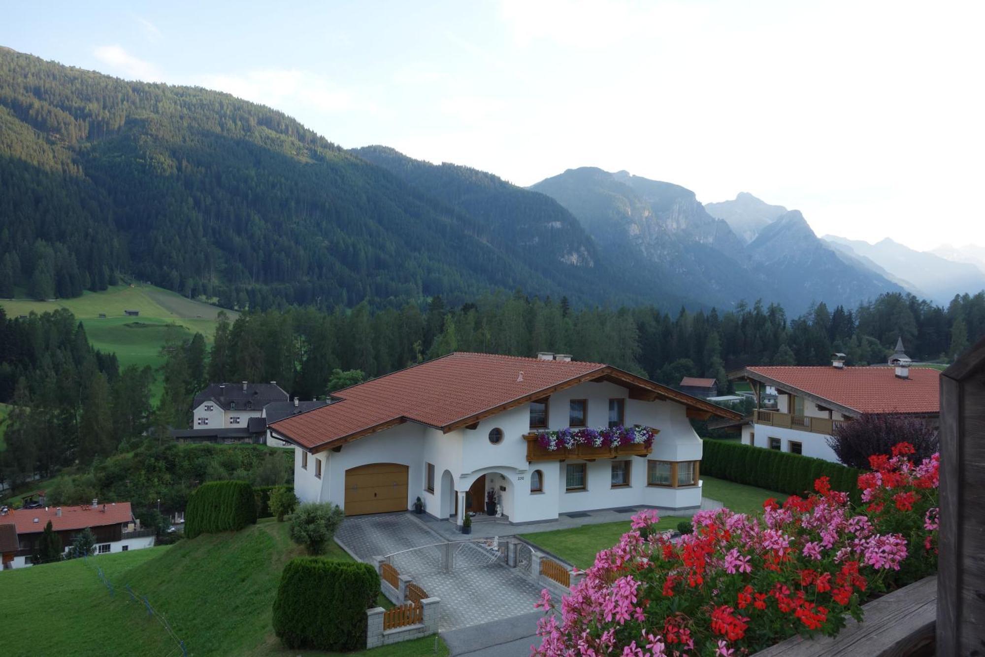 Alpen Gasthof Apartments Hohe Burg ترينس المظهر الخارجي الصورة